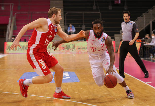 守与篮板的 守与篮板的